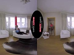 Küçük göğüslü ince üvey kız kardeşim VR'de yalar ve sevişir