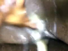 Ein geiler Mann masturbiert in einem Video, das feucht und wild ist
