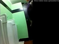 Ein schwuler Amateur genießt eine Solo-Session im Badezimmer