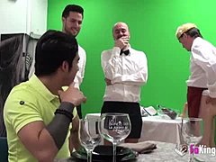 NaughtySasha si scatena con tre uomini e il cameriere in un film completo