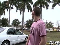 Vídeo HD de um lindo homem gay tendo suas roupas rasgadas