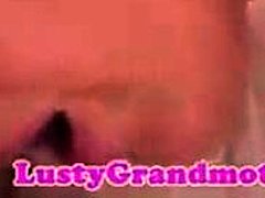 סבתא עם חזה רופף נותנת מציצה עמוקה ומקבלת סיפוק אוראלי
