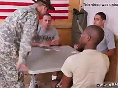 I militari neri gay si comportano male in questo video gay da solista