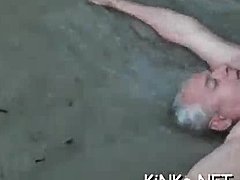 Video seks kasar yang menampilkan seorang simpanan yang dominan memukul dan mengendarai budaknya