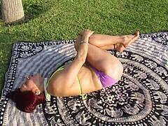 MILF tanrıçası yoga sınıfında yontulmuş vücudunu sergiliyor
