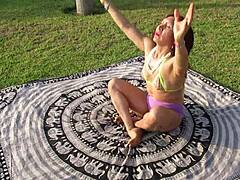 MILF-gudinde viser sin skulpturerede krop frem i yogaklassen