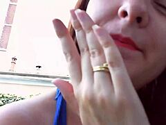 Nicoletta preizkuša uhane in jo prstijo v tem vročem MILF videu