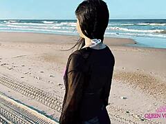 Genç kız plajda iki olgun kadın tarafından deliniyor