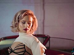 Blondinka MILF Polina pokaže svojo veliko okroglo ritko v striptizu za Playboy v kabrioletu