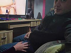 Roztomilá a sexy MILFka mi kouří penis