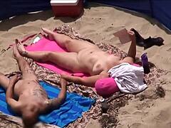 Зрелые женщины наслаждаются солнцем и друг другом на пляже