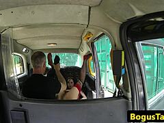 Amatör-MILF får sin trånga fitta utsträckt av en taxichaufför