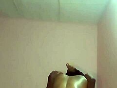 Ebony milf dobi trdo ritko v svojo zrelo ritko