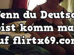 Reife Frau wird im Bett von jüngerem Mann gefickt