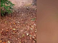 Rijpe MILF geeft een blowjob in het bos