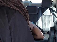 MILF con grandes tetas recibe una follada anal en el coche