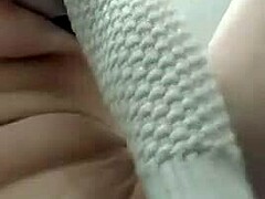 En sexy blondine får orgasme i begge hullene i en hjemmelaget video
