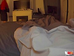 Ibu tiri dan anak tiri melakukan sesi seks liar di kamar tidur