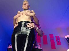 Ladyboy îmbrăcat în latex experimentează BDSM și ejaculează