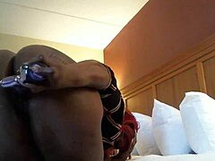 Ebony MILF schudt haar kontje voor de webcam