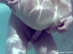 Een erotische Koreaanse milf geniet van een sensuele olie-massage met haar partner