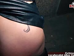 Donna matura con tatuaggi si fa scopare dal suo compagno