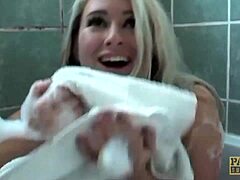 La séduisante blonde sugar baby se fait remplir la bouche de sperme dans une scène BDSM