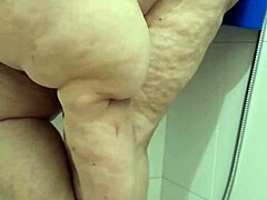 Grandes tetas naturales y pies sexys en esta escena de ducha de MILF