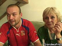 Blond mormor blir vild efter fotbollsmatch