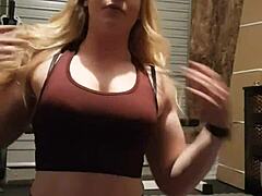 Blondes Fitnessstudio-Mädchen neckt und strippt für dich