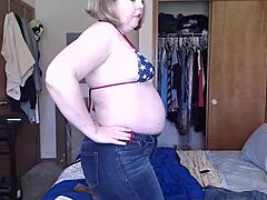 ホットなランジェリーを着た太った女の子がウェブカメラで体を披露!