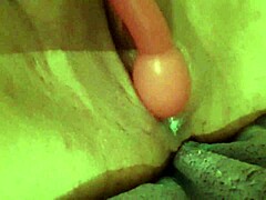 Masturbare cu o roscata: O sesiune umeda si salbatica