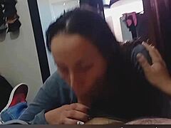 Eine asiatische MILF gibt einen Blowjob und bekommt in diesem Amateurvideo eine große Ladung