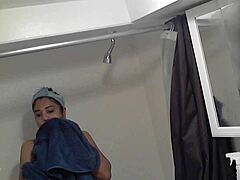 Sesión de ducha de MILFs indias captada en cámara oculta