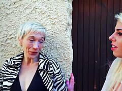 La morena MILF Malvinas muestra sus pequeñas tetas en todo su video