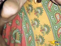 Indisk styvmamma får sin rumpa knullad av en stor kuk