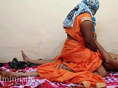 Una tía tamil experimenta una ronda de sexo en una habitación de albergue