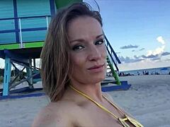 In bikini geklede Jillian laat haar ruime bezittingen zien op het strand