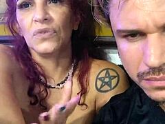 MILF Melissa és tetovált srác forró szexszalagban
