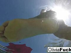Olivias bikini-kledde basseng leketid