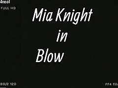 Reife MILF Mia Knights mit brünetten Haaren und großen Brüsten in HD-Video
