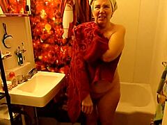 الأم الناضجة بيني تتباهى بمنحنياتها في الحمام.