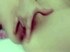 Mulheres maduras têm um orgasmo de buceta em close-up