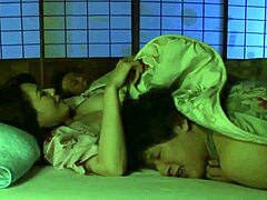 जापानी माँ अपने स्टेपसन को ब्लोजॉब देती है जबकि उसका पति सोता है।