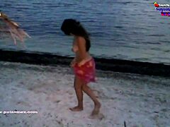 Amateur-Mami bekommt am Strand einen großen Arsch-Blowjob