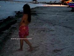 Amatorska mamuśka dostaje loda w dupę na plaży