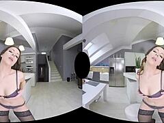 Koe äärimmäinen virtuaalitodellisuus upean brunettin äiti Caroline Ardolinon kanssa