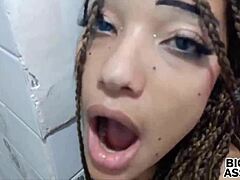 Une adolescente blonde reçoit une surprise anale de son demi-frère dans la salle de bain