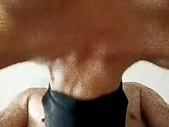 Dojrzała MILF z dużymi piersiami i maską ssie kutasa w filmie BDSM