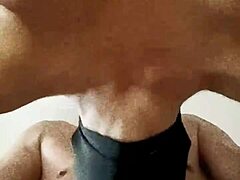 Mogen MILF med stora bröst och mask suger kuk i BDSM-video